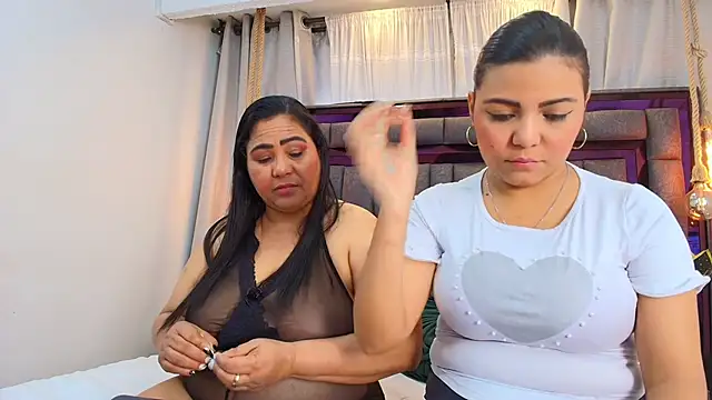 Snapshot of Karina_Mendoza chatting on 06/28/26, 12:11 Karina Mendoza online show from 06/28/26, 12:11