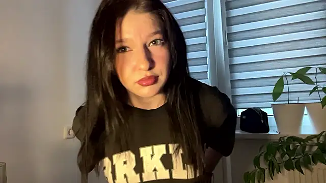 Snapshot of Sarahsolara chatting on 02/17/26, 02:02 Sarahsolara online show from 02/17/26, 02:02