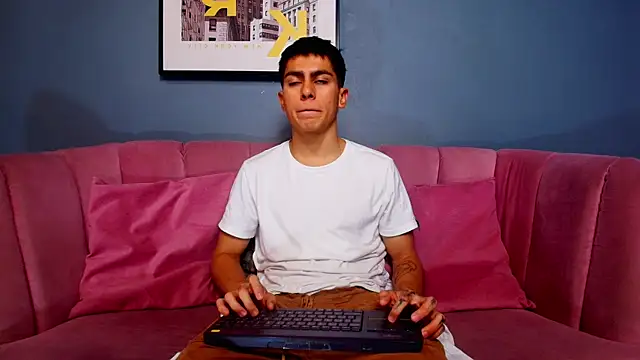 Snapshot of Aron_pulse chatting on 02/17/26, 01:18 Aron pulse online show from 02/17/26, 01:18