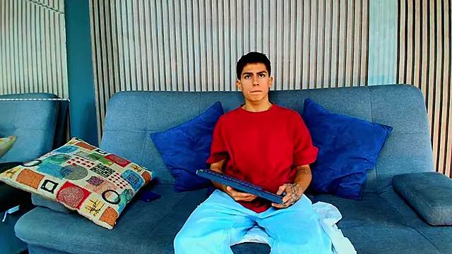 Snapshot of Aron_pulse chatting on 02/26/26, 01:32 Aron pulse online show from 02/26/26, 01:32