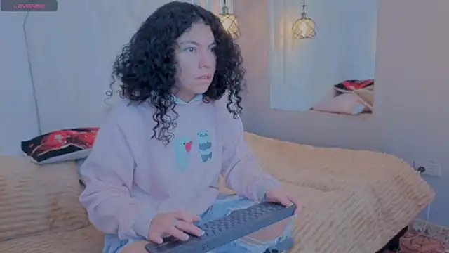 Zoe-yanin online show from 04/17/26, 07:06