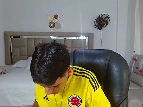 Snapshot of eroboyxox chatting on 02/19/26, 07:32 eroboyxox online show from 02/19/26, 07:32