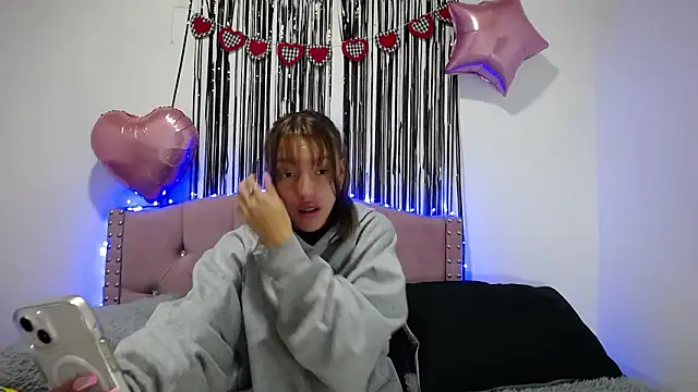 Snapshot of emily_cooper_pym chatting on 02/18/26, 12:34 emily cooper pym online show from 02/18/26, 12:34