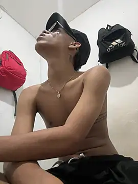 Snapshot of dominick_fran chatting on 02/08/26, 01:42 dominick fran online show from 02/08/26, 01:42