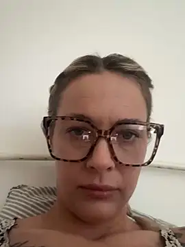 Snapshot of SophieSchmidt chatting on 02/17/26, 12:01 SophieSchmidt online show from 02/17/26, 12:01