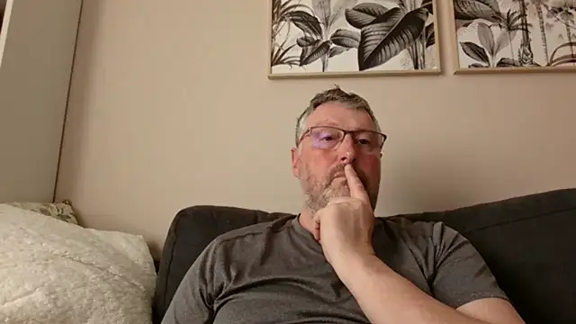 doudou310 online show from 04/11/26, 07:45