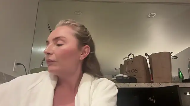 katemoreau98 online show from 04/26/26, 04:43