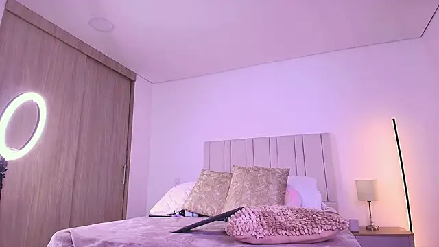 Anna-Lynn online show from 04/21/26, 01:42