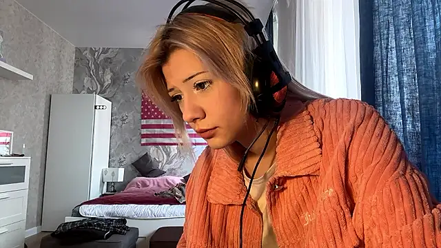 Snapshot of LadyFoxLove chatting on 02/21/26, 10:05 LadyFoxLove online show from 02/21/26, 10:05