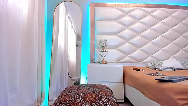 Snapshot of EvelynDivine chatting on 02/25/26, 01:21 EvelynDivine online show from 02/25/26, 01:21