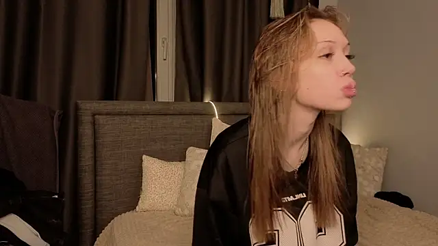 Snapshot of CarmenScott chatting on 03/01/26, 08:33 CarmenScott online show from 03/01/26, 08:33