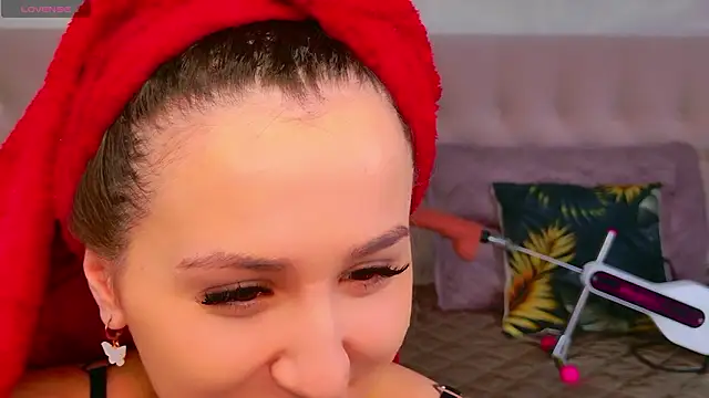 Snapshot of JasminUqueen chatting on 02/10/26, 01:10 JasminUqueen online show from 02/10/26, 01:10