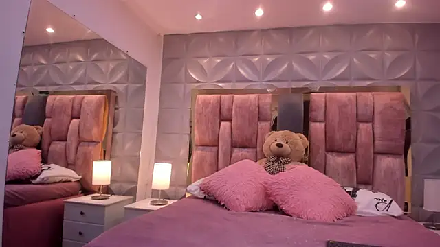 Paris Velvet online show from 04/21/26, 10:12