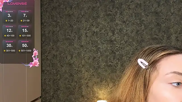 AuraM00n online show from 04/19/26, 10:01