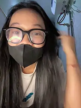 Snapshot of Leeeiuu chatting on 02/10/26, 05:17 Leeeiuu online show from 02/10/26, 05:17