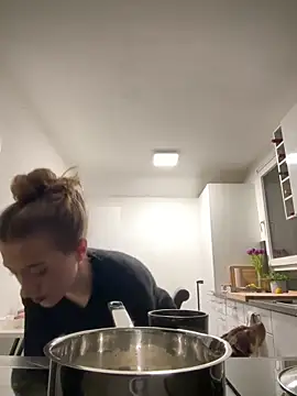 Snapshot of romyxxs chatting on 02/01/26, 05:11 romyxxs online show from 02/01/26, 05:11