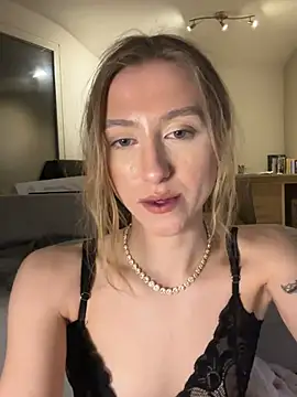 Snapshot of romyxxs chatting on 02/20/26, 01:02 romyxxs online show from 02/20/26, 01:02