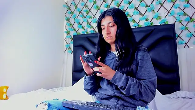 EmmaWilliamss4 online show from 03/10/26, 03:28