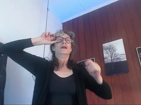 Snapshot of laurasofia45 chatting on 02/18/26, 01:29 laurasofia45 online show from 02/18/26, 01:29