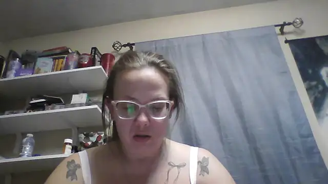 Snapshot of lickablelynn87 chatting on 03/03/26, 12:39 lickablelynn87 online show from 03/03/26, 12:39