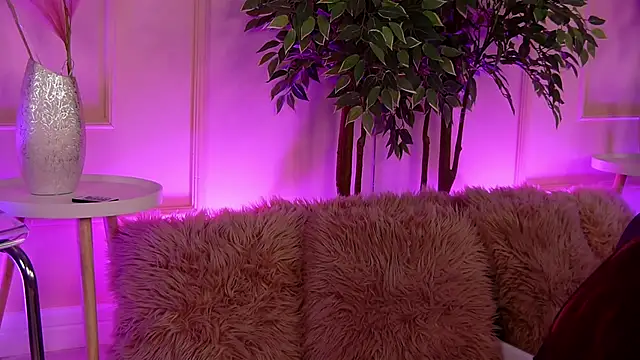 Snapshot of CrystalRedd chatting on 02/21/26, 06:03 CrystalRedd online show from 02/21/26, 06:03