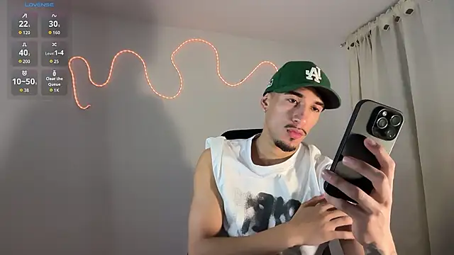 Snapshot of rafael_stone11 chatting on 02/15/26, 04:31 rafael stone11 online show from 02/15/26, 04:31