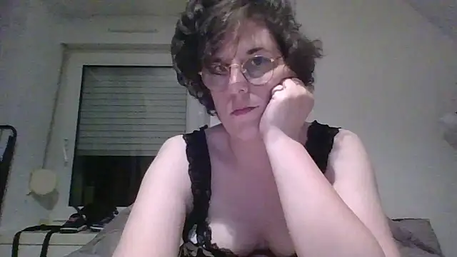 OIseauNoir88 online show from 04/18/26, 08:09