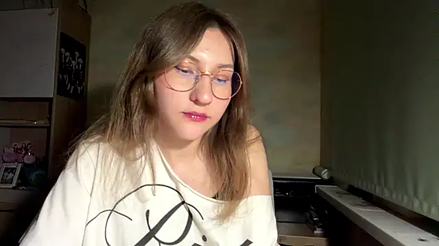 Snapshot of Miaaa_Moon chatting on 05/17/26, 07:10 Miaaa Moon online show from 05/17/26, 07:10