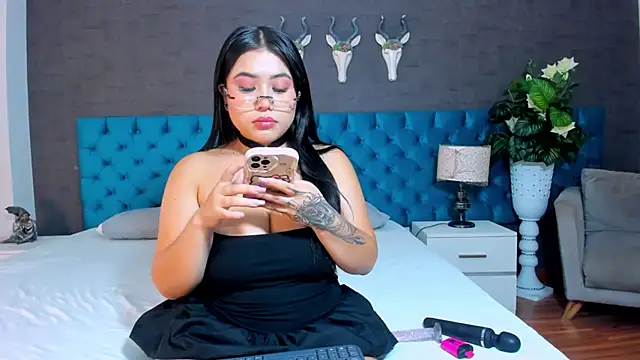 LunnaMoretti online show from 04/23/26, 01:57