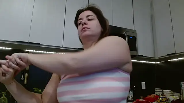 Snapshot of HazelSkyesChat chatting on 02/19/26, 05:31 HazelSkyesChat online show from 02/19/26, 05:31