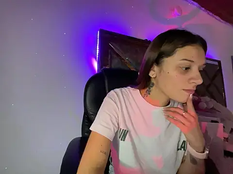 Snapshot of alison_parkerr26 chatting on 02/02/26, 05:33 alison parkerr26 online show from 02/02/26, 05:33