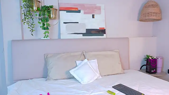 Snapshot of VioletBloomm chatting on 02/09/26, 11:36 VioletBloomm online show from 02/09/26, 11:36