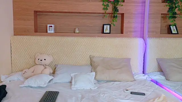 Snapshot of VioletBloomm chatting on 02/17/26, 11:29 VioletBloomm online show from 02/17/26, 11:29