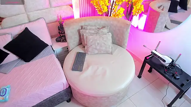 EmmaLovve online show from 04/18/26, 02:26