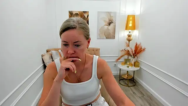 Snapshot of CharlotteKerti chatting on 06/14/26, 07:38 CharlotteKerti online show from 06/14/26, 07:38