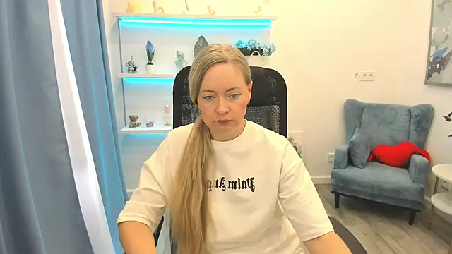 Snapshot of CharlotteKerti chatting on 06/17/26, 11:45 CharlotteKerti online show from 06/17/26, 11:45