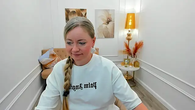 Snapshot of CharlotteKerti chatting on 06/19/26, 12:31 CharlotteKerti online show from 06/19/26, 12:31