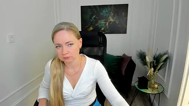 Snapshot of CharlotteKerti chatting on 06/22/26, 07:44 CharlotteKerti online show from 06/22/26, 07:44