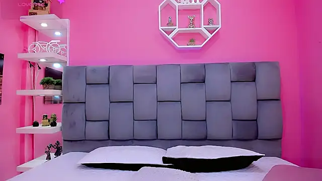 ManuelaJohnson online show from 04/19/26, 12:37