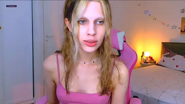 Snapshot of Maxine_gold chatting on 06/20/26, 08:17 Maxine gold online show from 06/20/26, 08:17