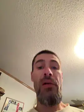 Snapshot of tommattsonn chatting on 04/28/26, 10:48 tommattsonn online show from 04/28/26, 10:48