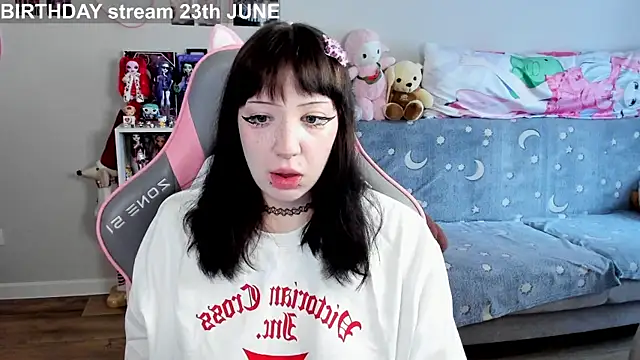 Snapshot of MollysLand chatting on 06/16/26, 09:01 MollysLand online show from 06/16/26, 09:01