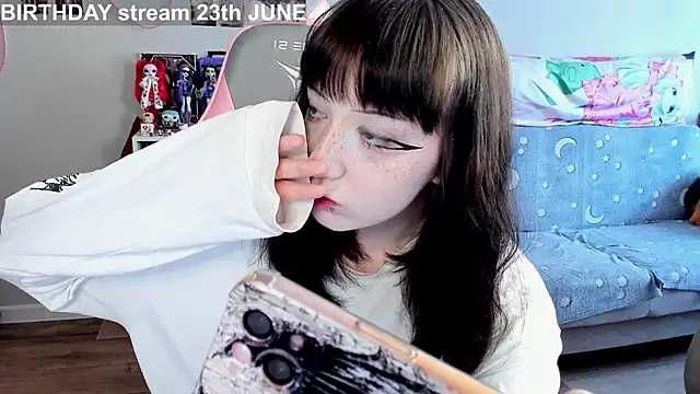 Snapshot of MollysLand chatting on 06/17/26, 09:01 MollysLand online show from 06/17/26, 09:01