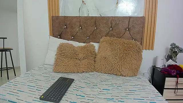 Candyfox2606 online show from 02/14/26, 05:43