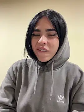 Sara Fernandez  online show from 03/06/26, 01:51