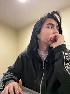 Sara Fernandez  online show from 04/15/26, 02:46