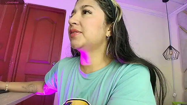 Dahiana Dmour  online show from 04/15/26, 12:56