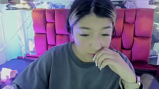 Dahiana Dmour  online show from 05/19/26, 12:11