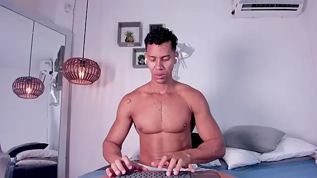 Snapshot of Royland_Vega chatting on 02/06/26, 02:53 Royland Vega online show from 02/06/26, 02:53