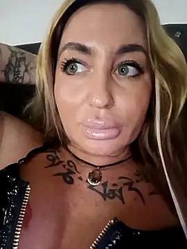 MiaMooly online show from 11/08/25, 05:34